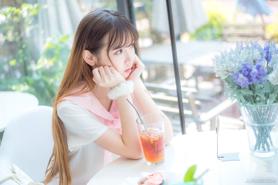 “吼~”伏德一把拔出了腿上的箭簇，身体一滚，滚进了对方的战船之中，手中钢刀一刀将两名江东战士的腿齐根斩断，这是他这辈子第一次，作为自己参战，无所谓忠诚，无所谓为谁而战，他只想为自己战一次，哪怕，是最后一次。